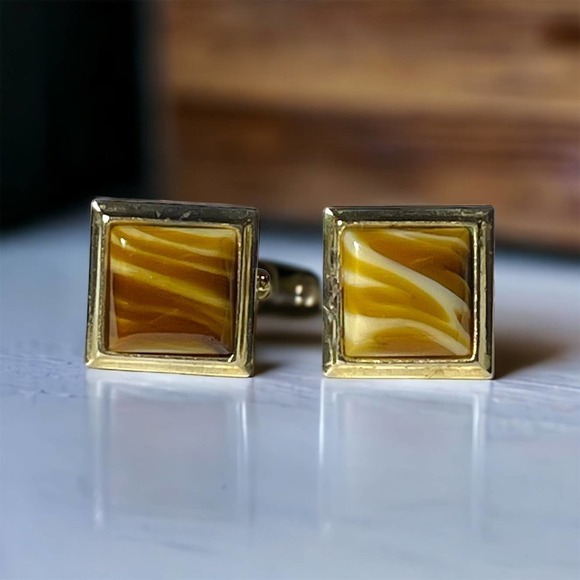 Vintage Cufflinks Gold Tone Tiger Stripe Glass Unsigned - Picture 1 of 6